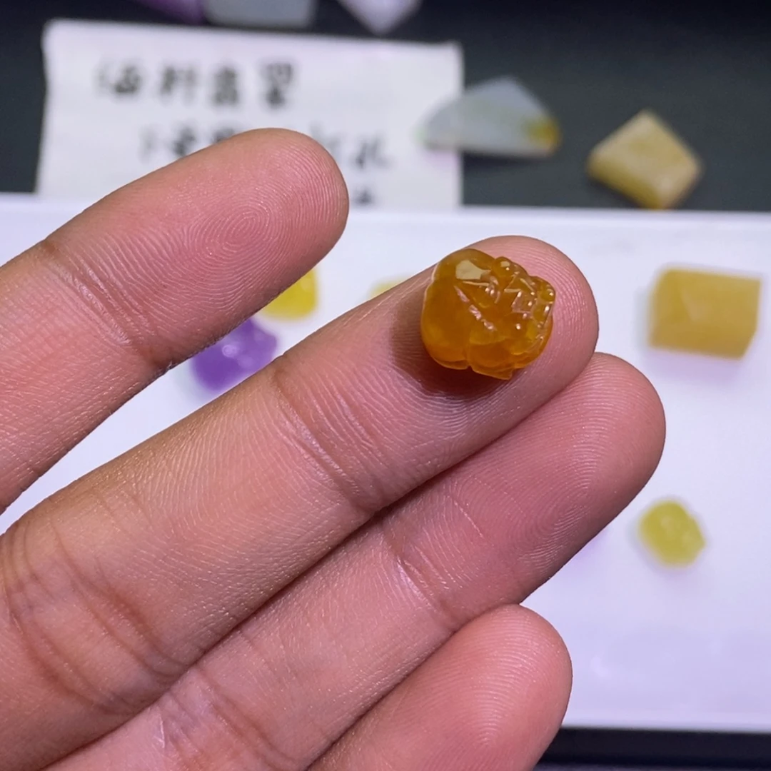 丫***米翡翠未镶嵌颈饰吊坠