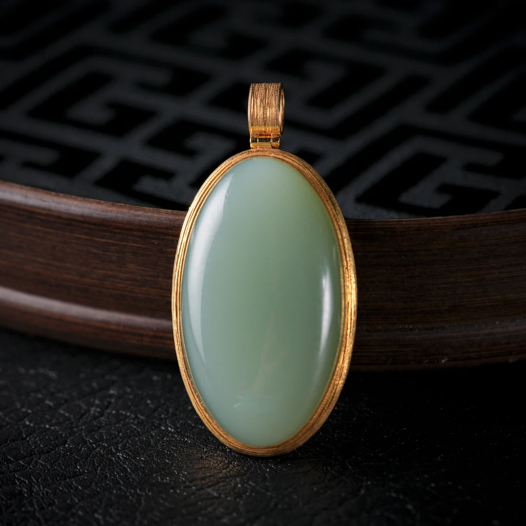 【诗蓉】漫野·稀缺和田玉粉青18K金大吊坠AD2997尺寸约34*19*7