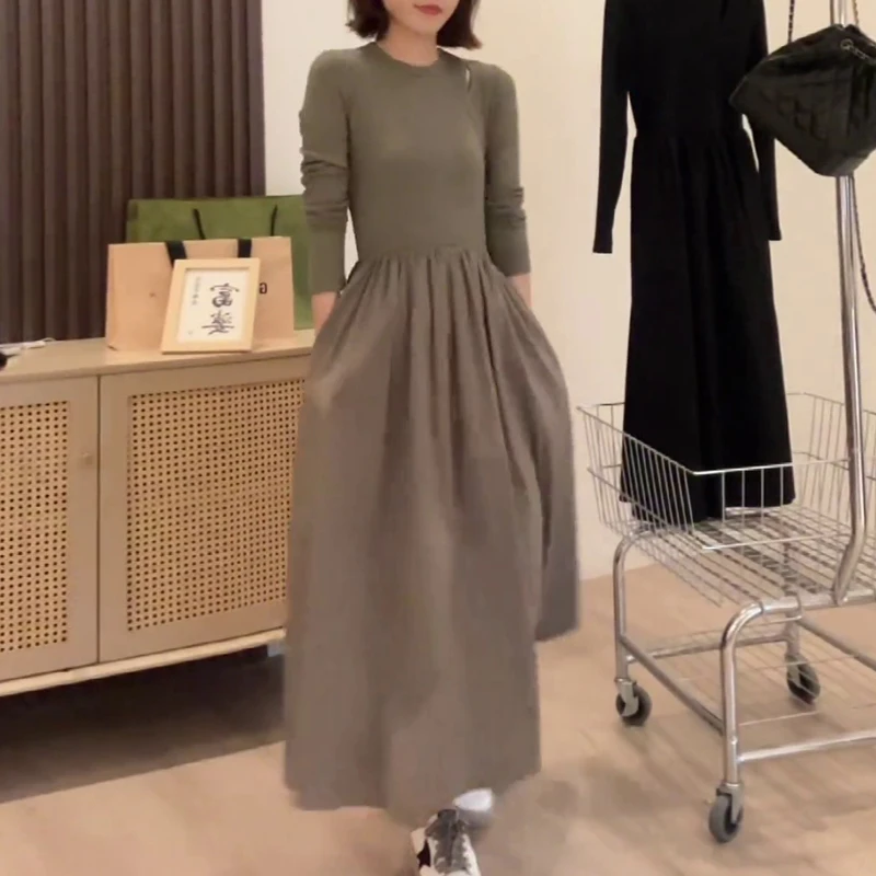 2025秋季新款圆领长袖连衣裙早秋收腰cleanfit风咖色显瘦高腰长裙