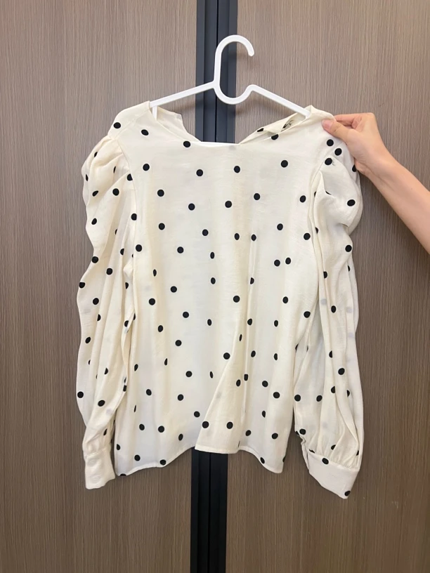 陈椿儿 圆领波点衬衣