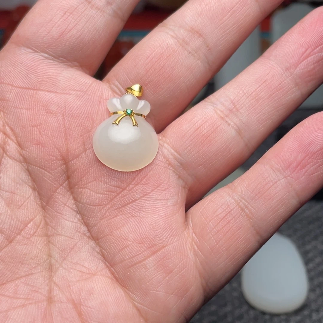和田玉18K金镶嵌颈饰