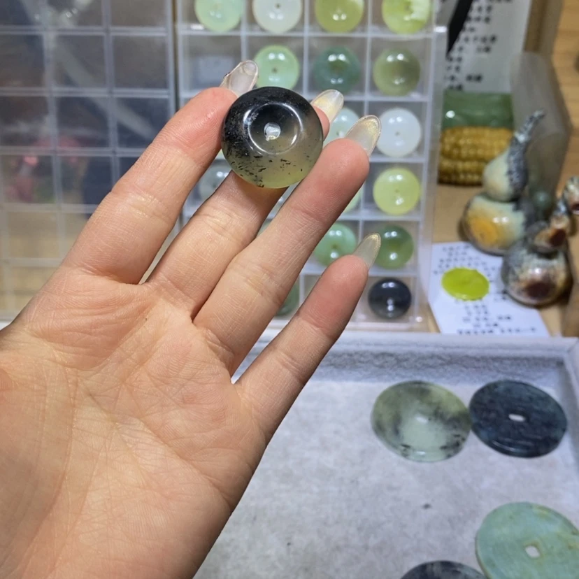 【闪购商品】蛇纹石玉颈饰未镶嵌c****晶44
