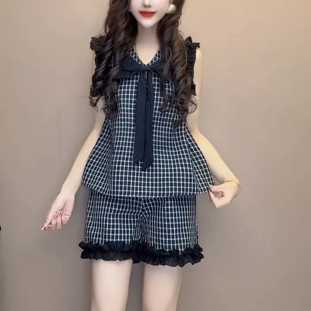 时尚休闲格子两面穿蝴蝶背饰马甲搭配格纹短裤