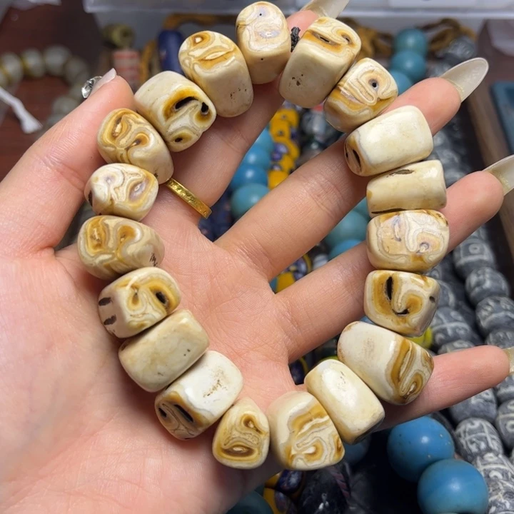 玻璃颈饰1571 驼牙一条