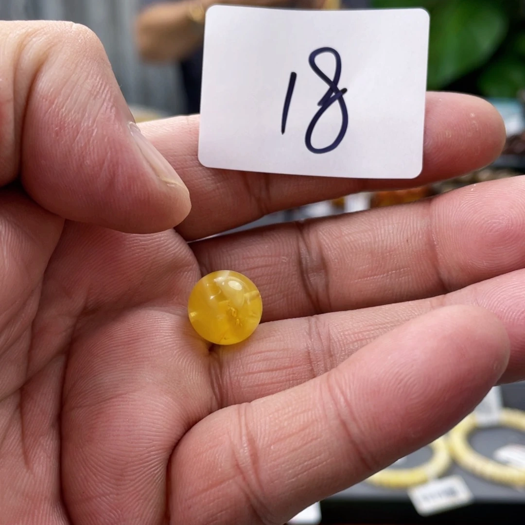 未镶嵌琥珀手链多样性发，发其中一件