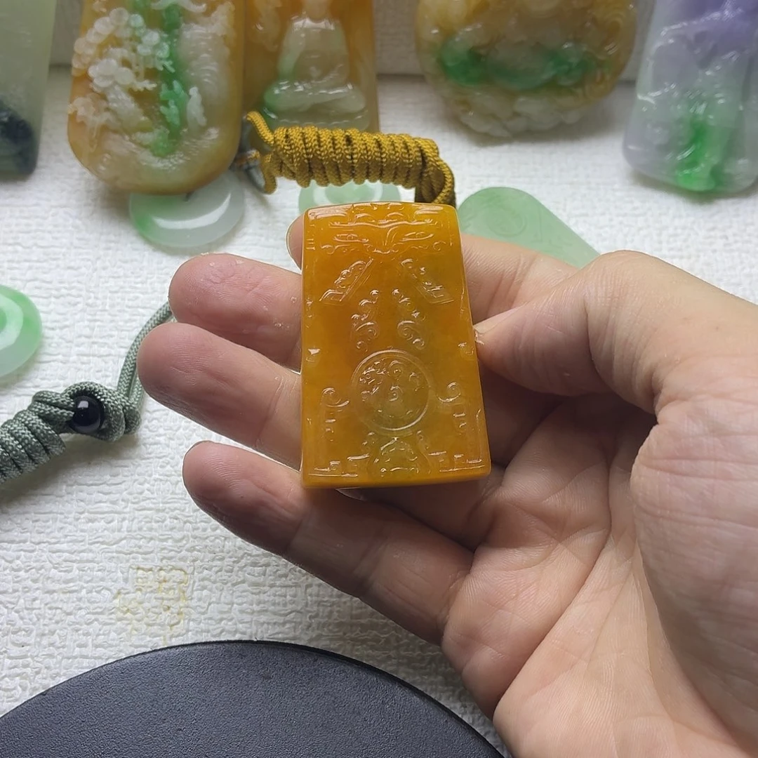 L***姐无非金属黄佳绿无事牌挂件一个