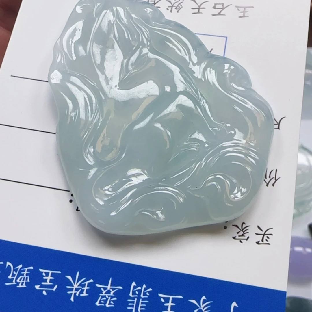 翡翠未镶嵌颈饰九尾狐