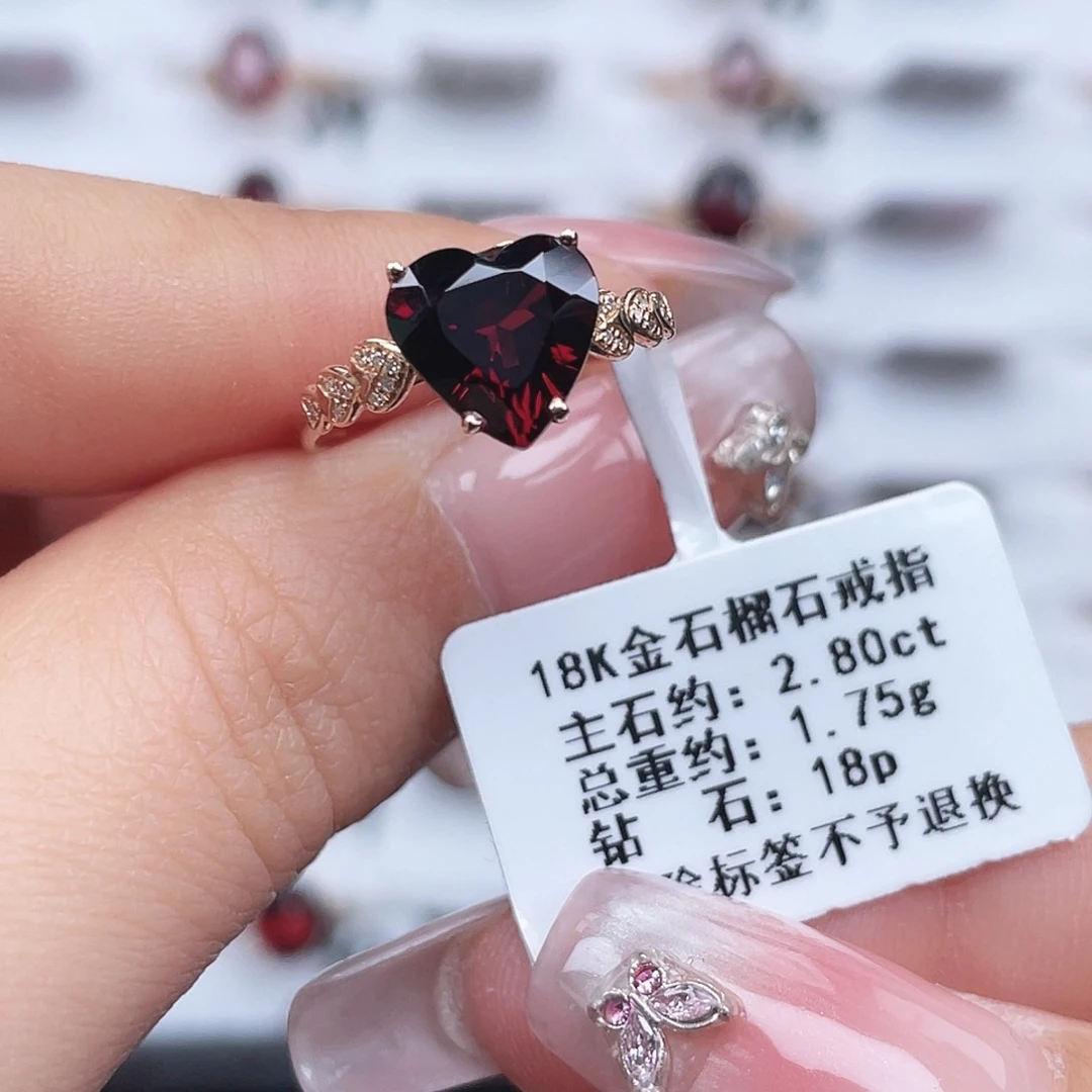18K金镶嵌戒指石榴石