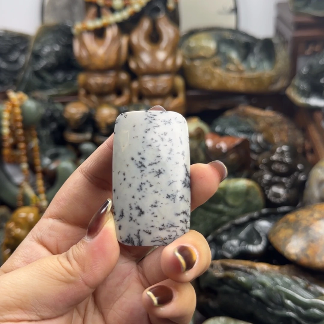 透闪石质玉未镶嵌珠宝奇石