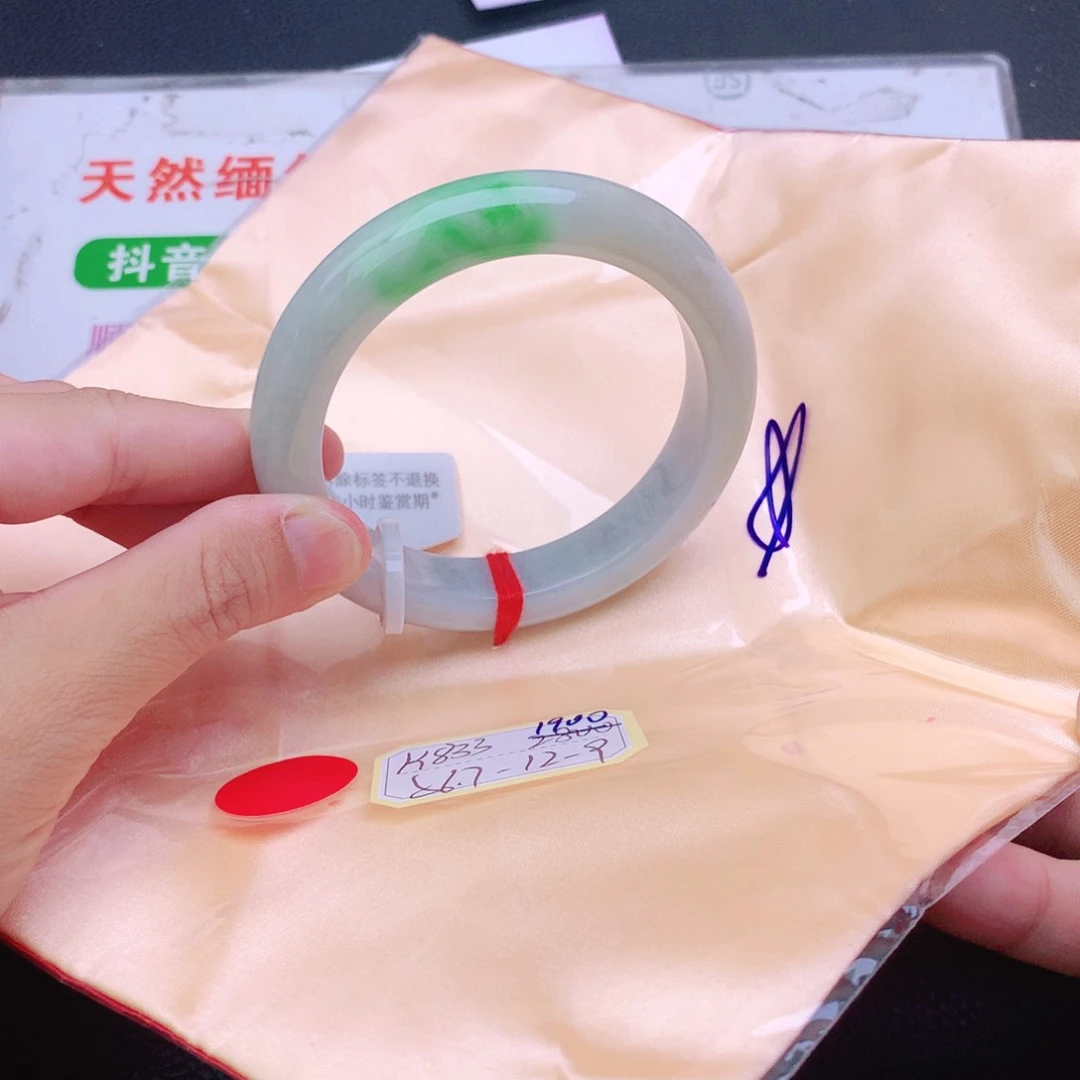 翡翠手镯未镶嵌翡翠