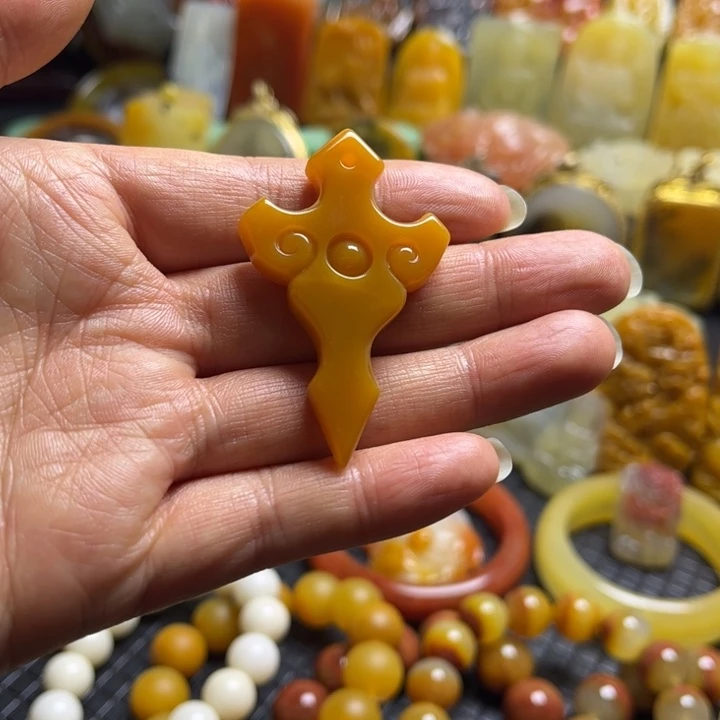 石英质玉（黄龙玉）未镶嵌颈饰