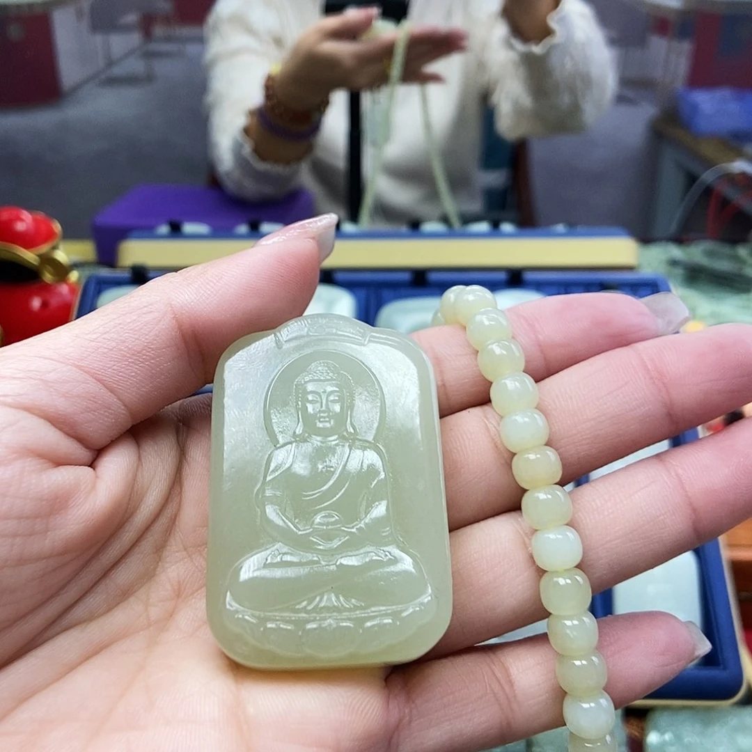 和田玉颈饰未镶嵌对****笑