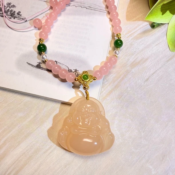 藕粉色藕色双面雕刻弥勒佛带粉色珠串项链吊坠