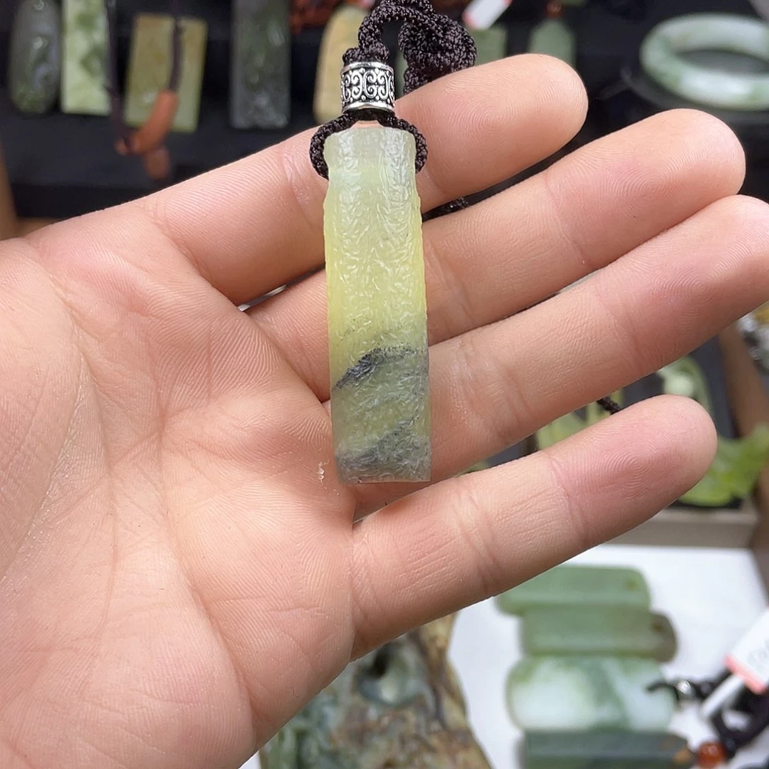 岫玉颈饰未镶嵌熊***觉