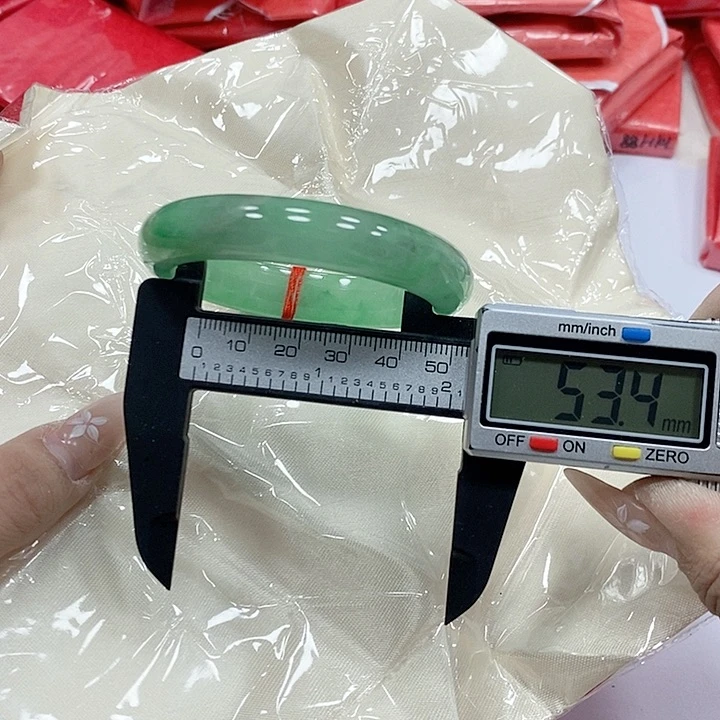 翡翠手镯未镶嵌39。