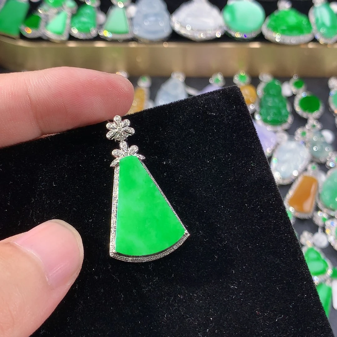 翡翠18K金镶嵌颈饰