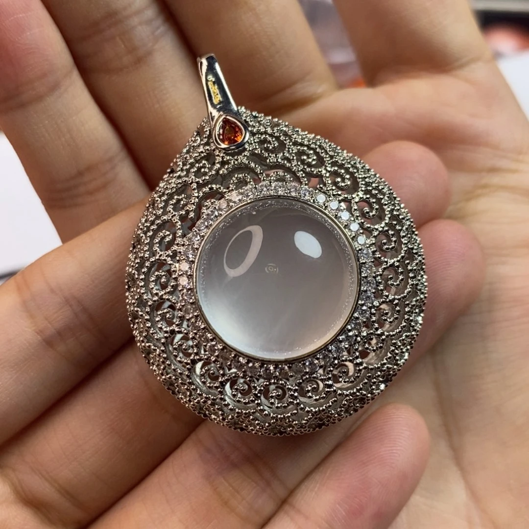 石英质玉合金颈饰