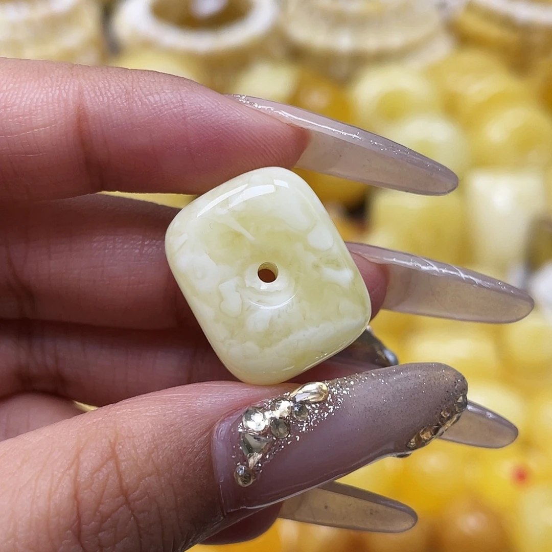 琥珀未镶嵌裸石20.2*16.5*8.7mm扣子