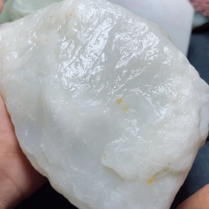 和田玉（糖玉）未镶嵌珠宝奇石