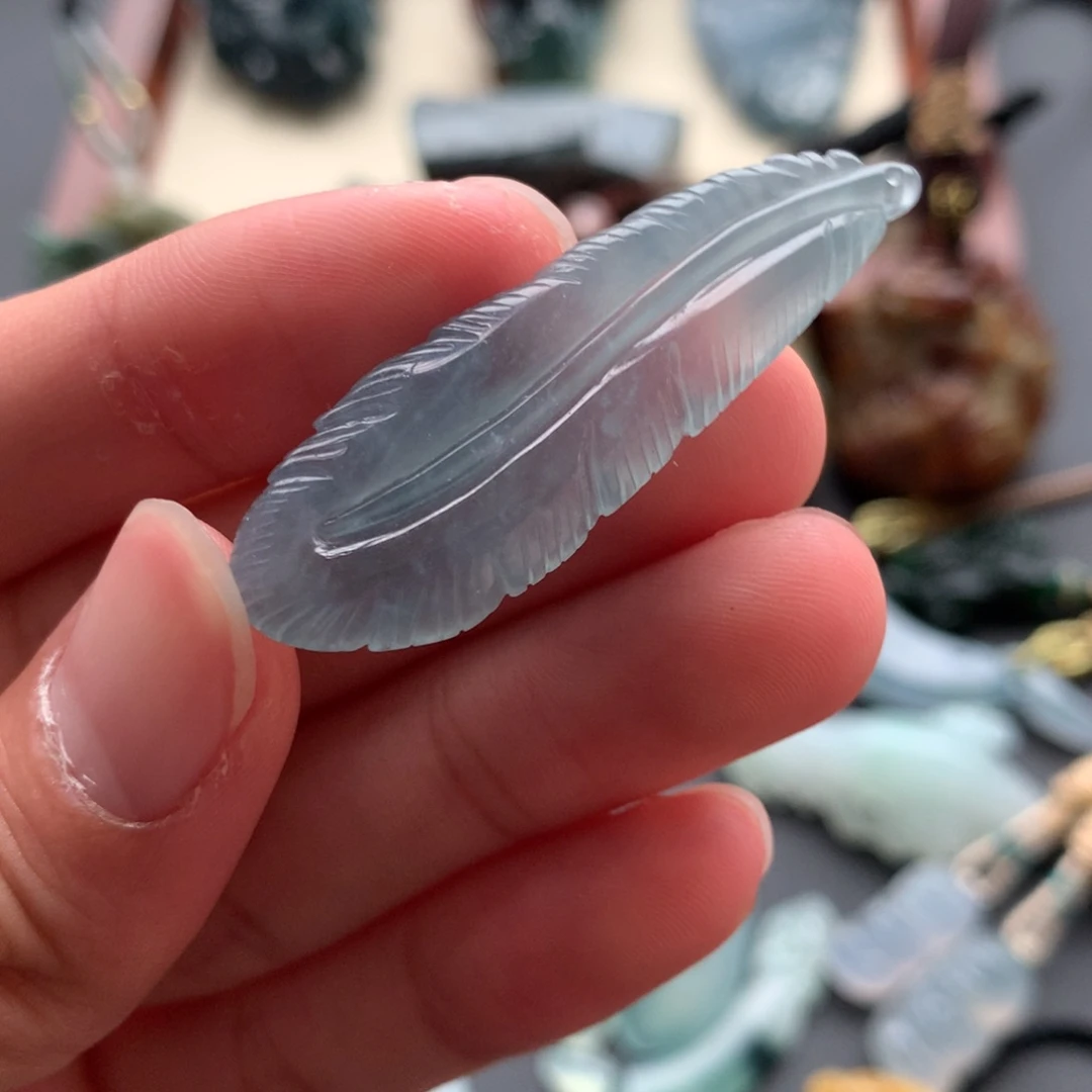翡翠未镶嵌颈饰羽毛