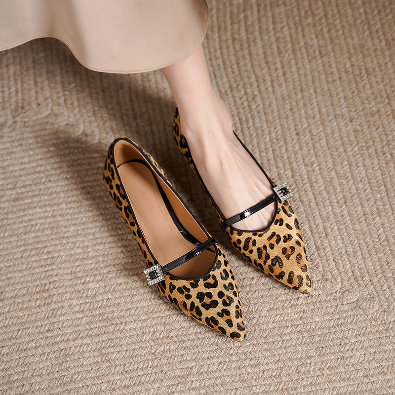 2.5cm粗跟豹纹一字带单鞋真皮尖头百搭水钻小皮鞋春秋季新款女鞋