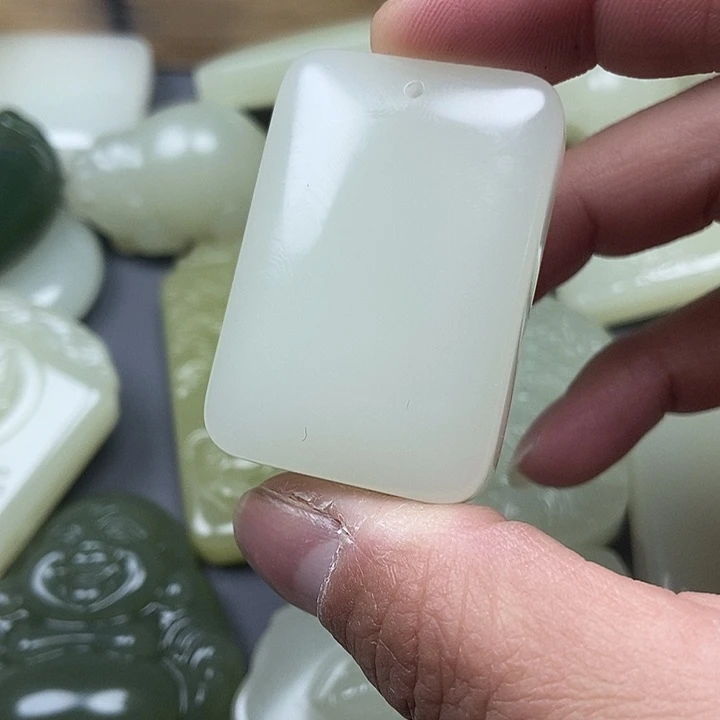 天***气和田玉（青白玉）未镶嵌颈饰