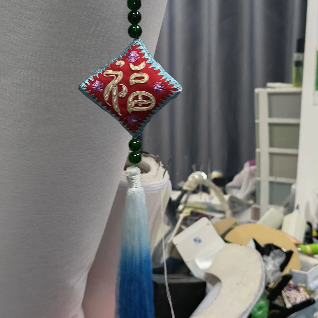 水族马尾绣车挂件半成品。