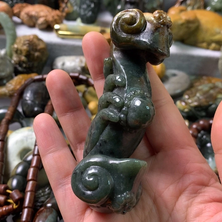 未镶嵌岫岩河磨玉（透闪石质玉）把件