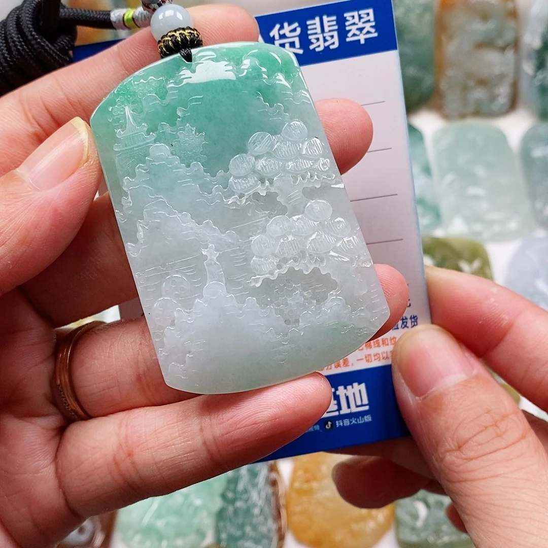 翡翠未镶嵌颈饰山水