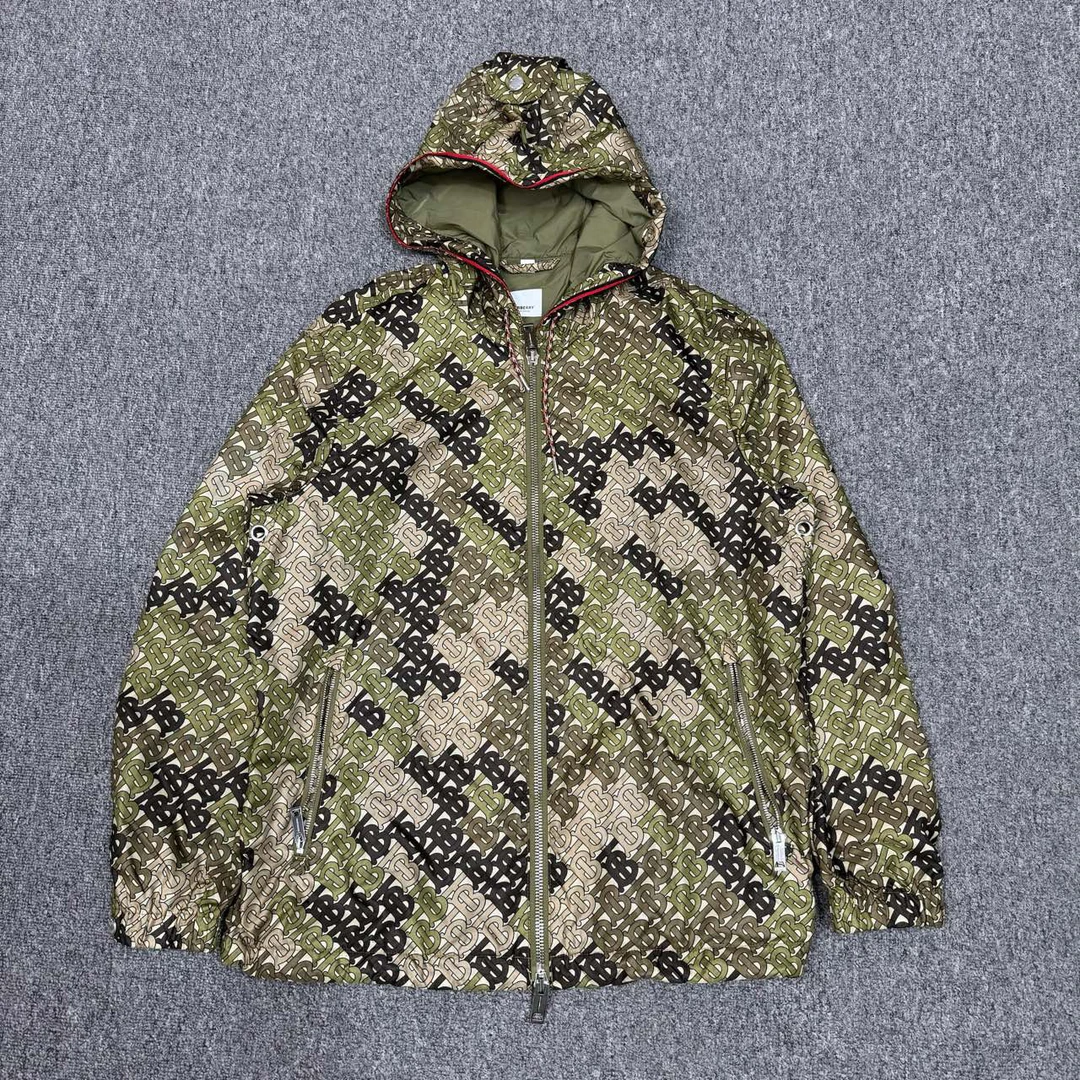 99新 BURBERRY/博柏利 满印logo冲锋衣夹克外套 48码99新 8158293