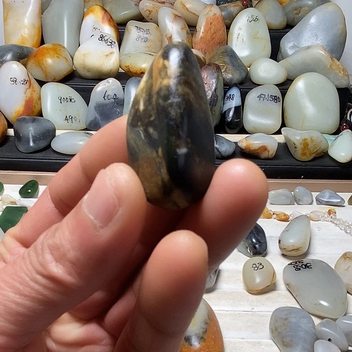 和田玉未镶嵌颈饰墨籽吊坠