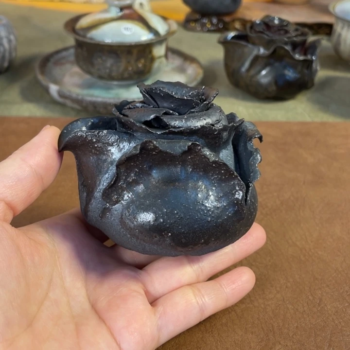 黑珍珠玫瑰宝瓶。 柴烧。