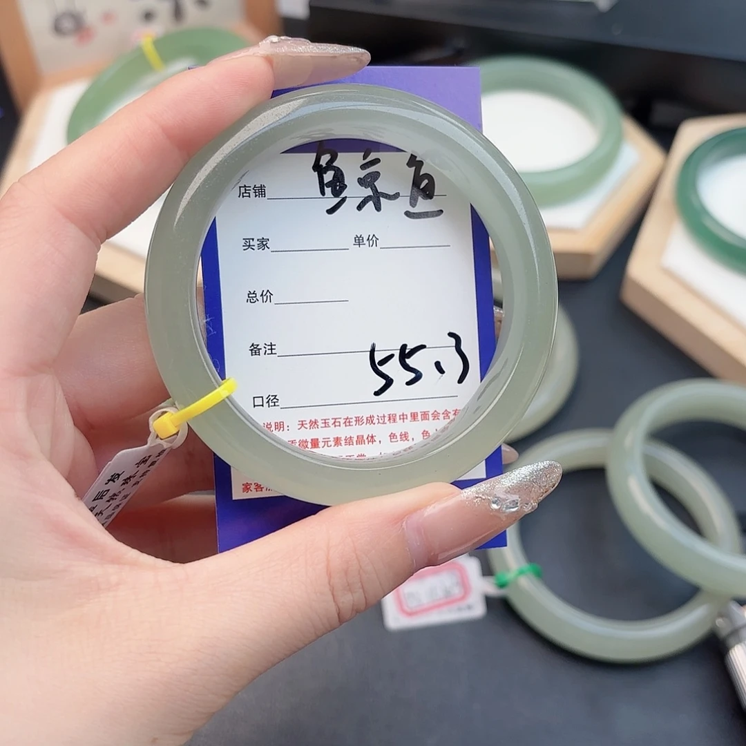 鲸***鱼石英质玉未镶嵌手镯