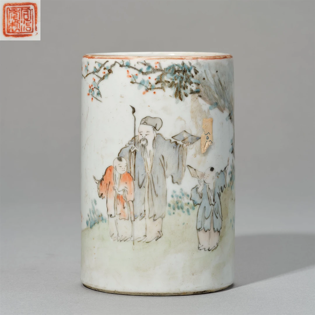 LOT008 清 浅绛彩人物笔筒