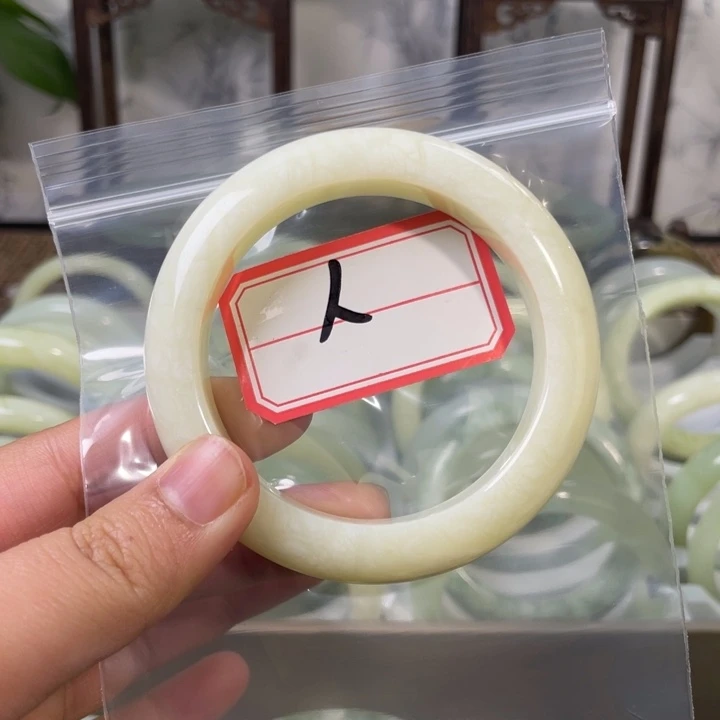 未镶嵌岫玉手镯人**匆