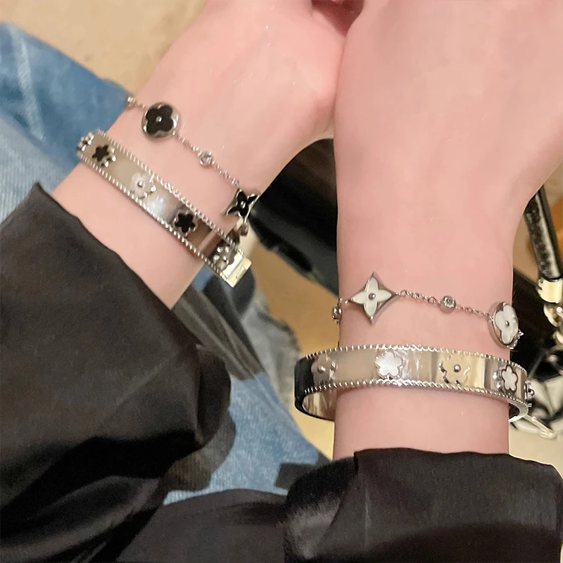 钛钢合成锆石手镯 四叶花手链女小众设计感叠戴手饰轻奢时尚手镯