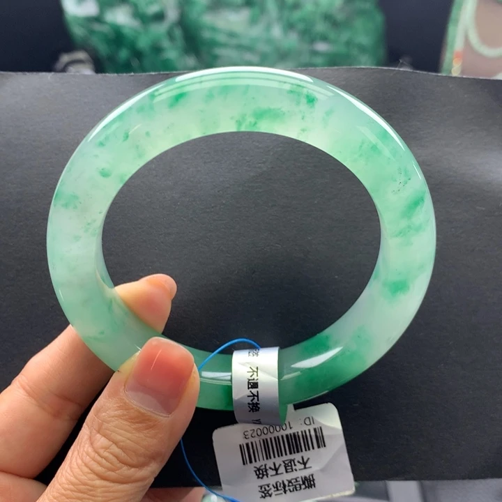 可***可石英质玉未镶嵌手镯