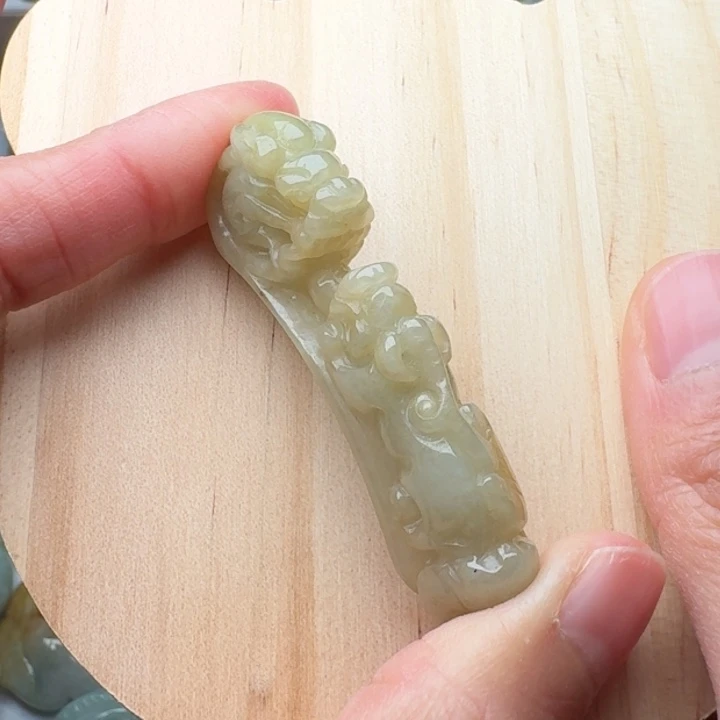 翡翠未镶嵌颈饰龙勾