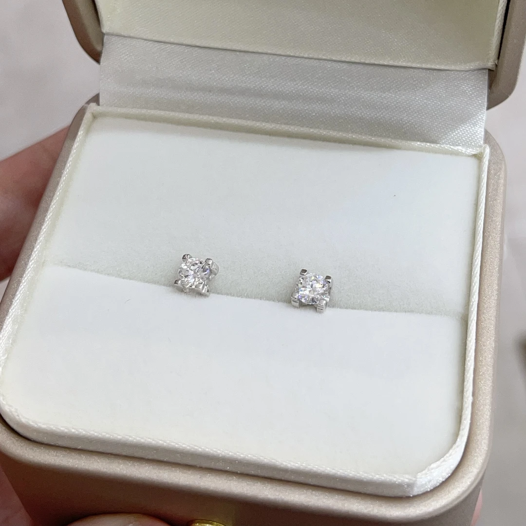 耳钉铂金pt950 镶嵌莫桑