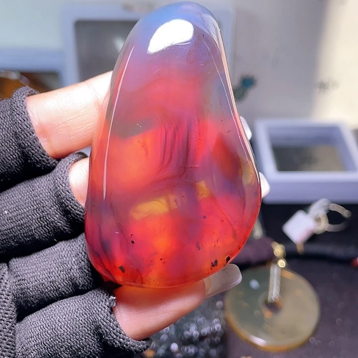 琥珀裸石未镶嵌令*冲？