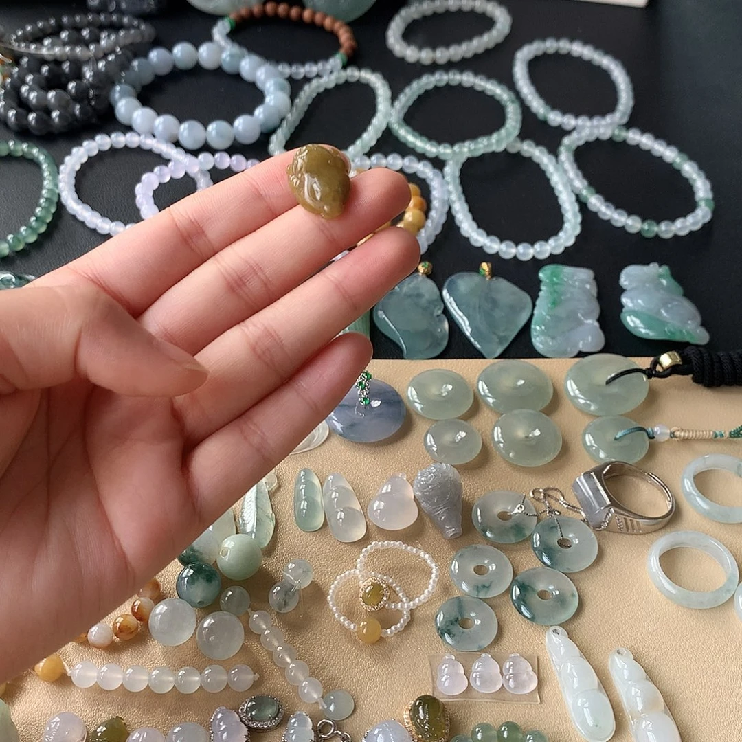 翡翠未镶嵌颈饰金蟾