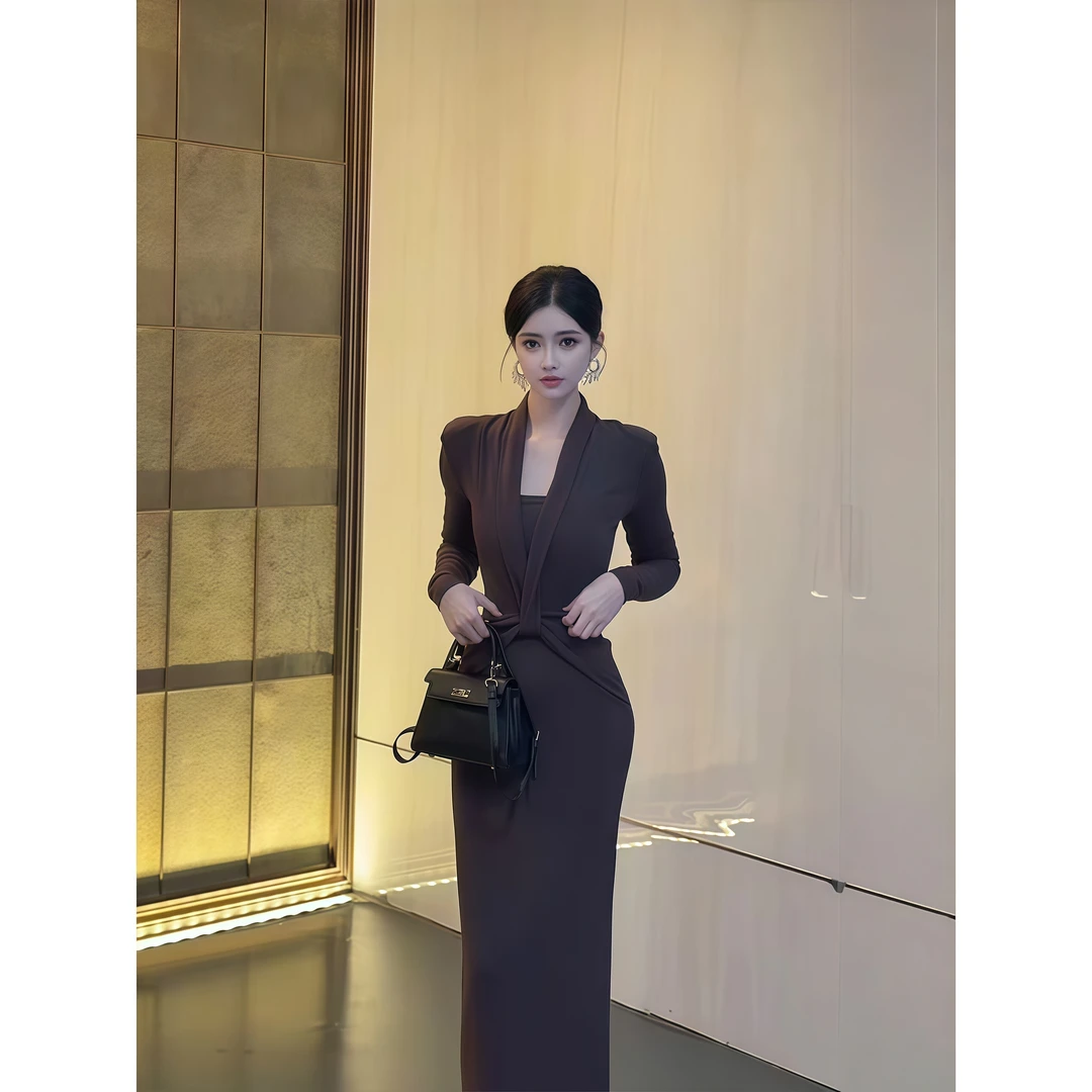 纯欲辣妹扭结纯色连衣裙女秋季新款收腰显瘦高级感时尚气质长裙子