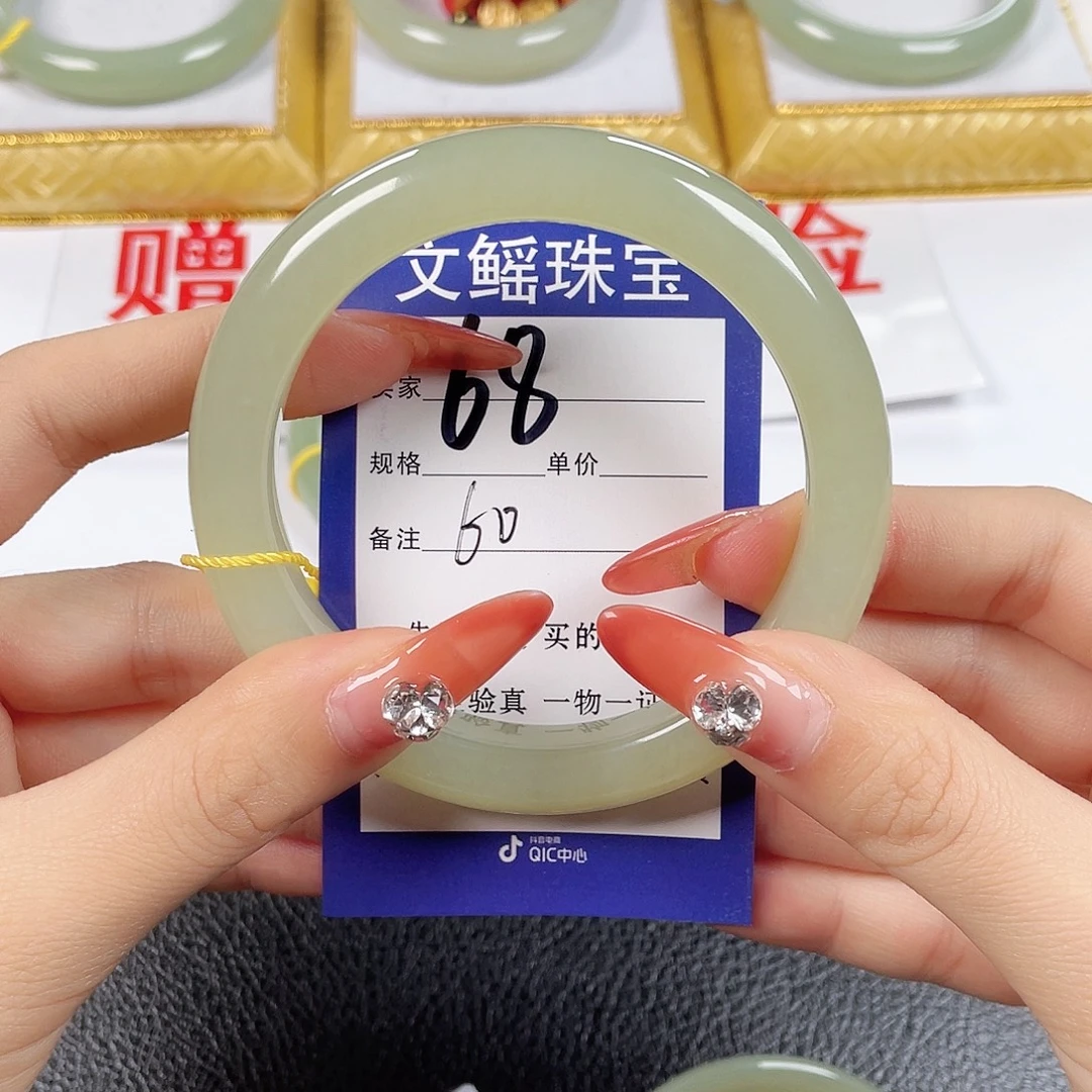 摩***️和田玉未镶嵌手镯