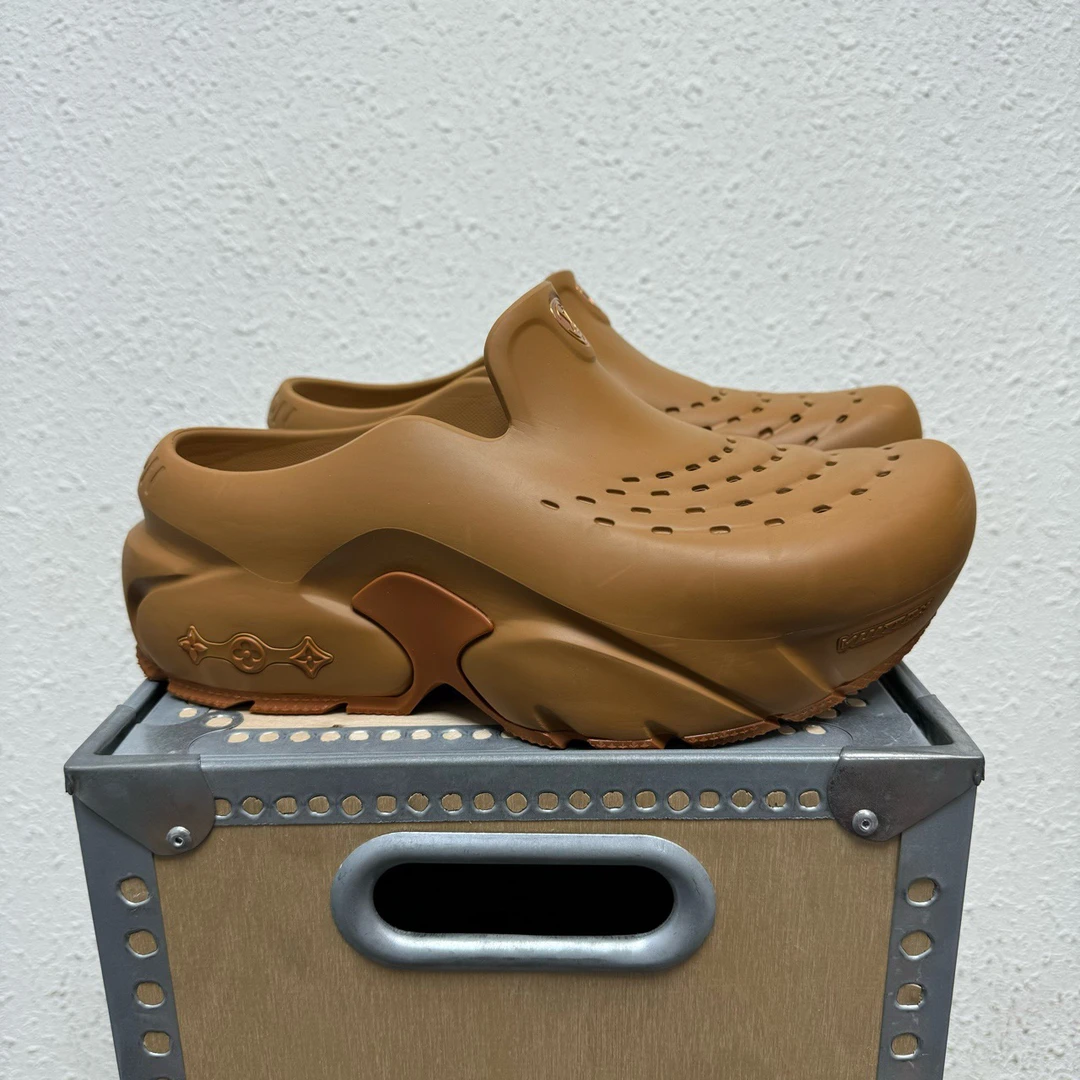 99新 LouisVuitton/路易威登 Skate 鲨鱼半拖 尺码/UK9  DY10499