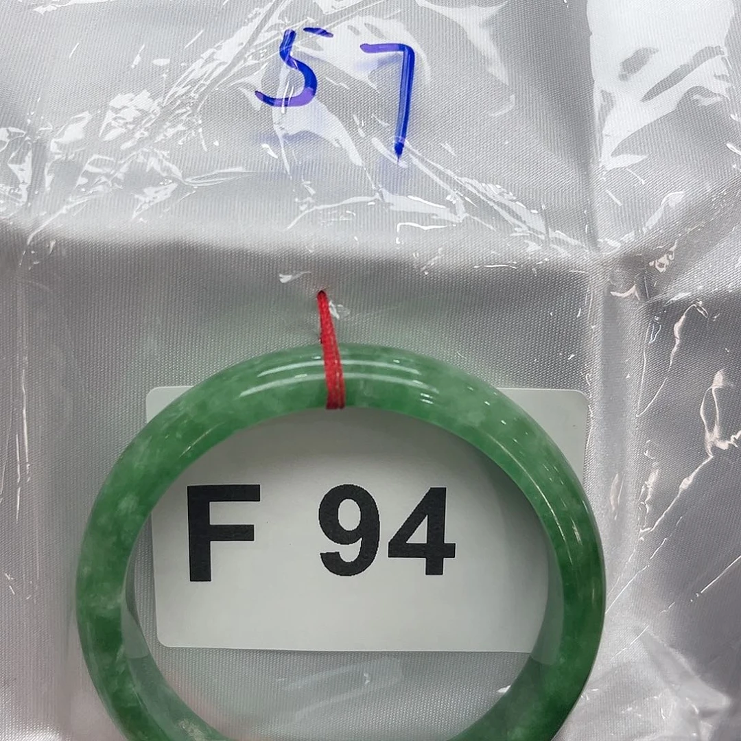 翡翠手镯未镶嵌默认瑕疵