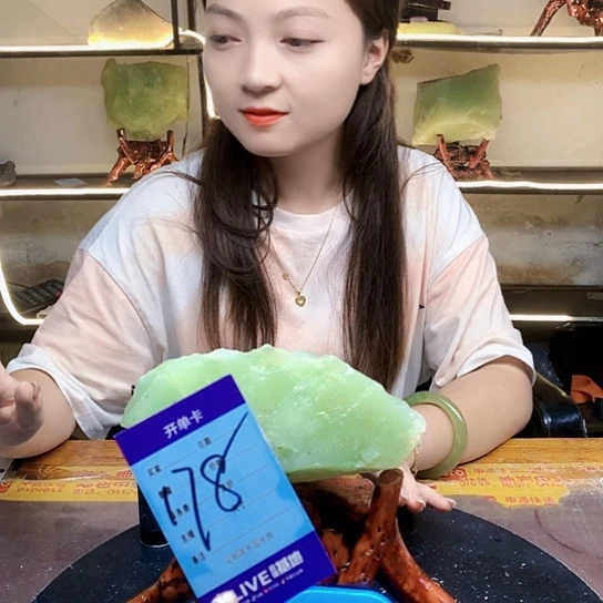 【闪购商品】未镶嵌蛇纹石玉原石自**立