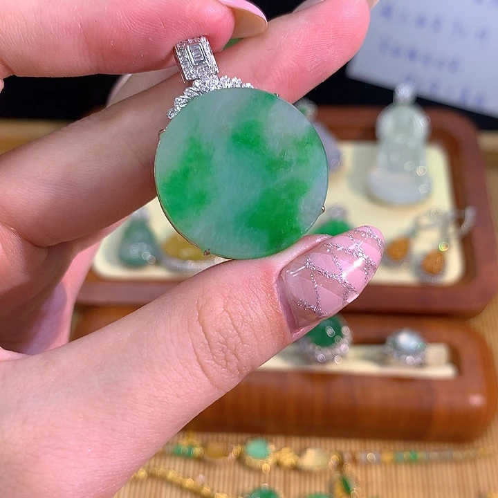 颈饰18K金镶嵌翡翠