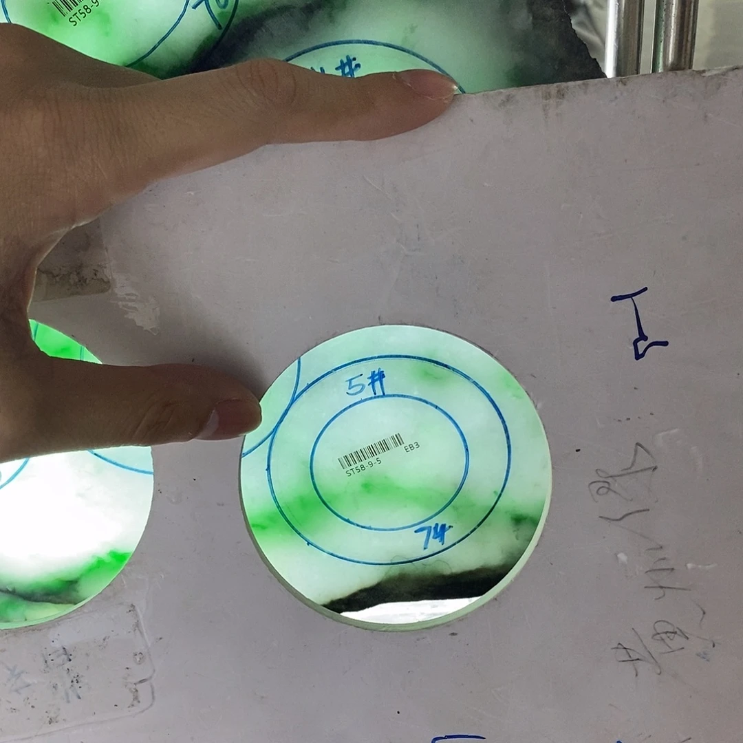 凯***哥未镶嵌板料定制翡翠发一个