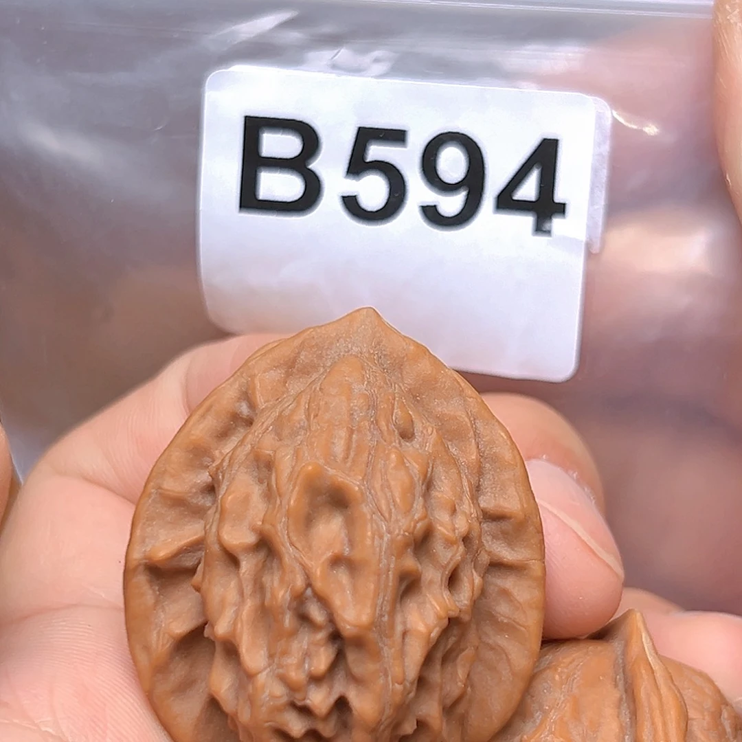 文玩核桃吊坠37大红袍