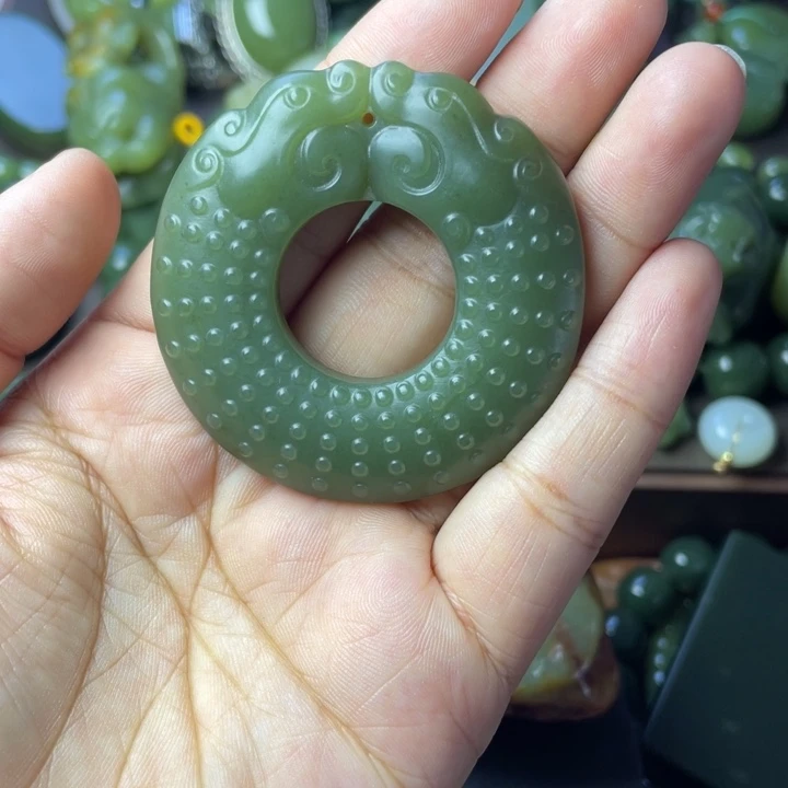 颈饰未镶嵌岫岩老玉（透闪石质玉）